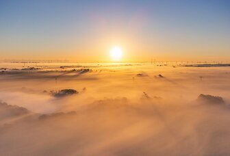 Nebel und Morgensonne Luftaufnahme